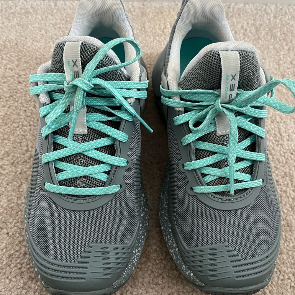 Under Armour Hovr Apex Trainers. Sz. 5.5